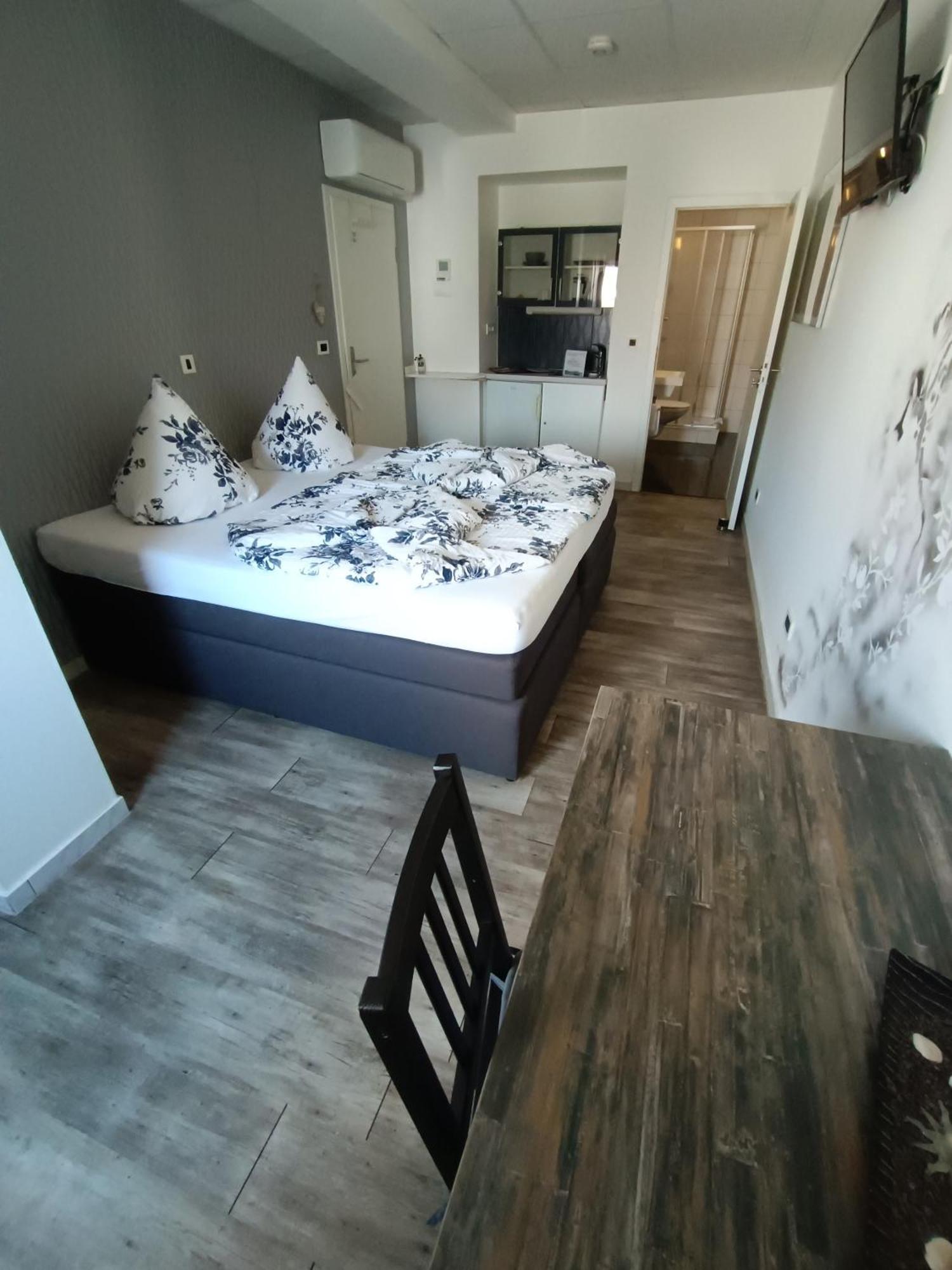 Boardinghouse Sinsheim Zentral Am Burgplatz Vandrarhem Exteriör bild