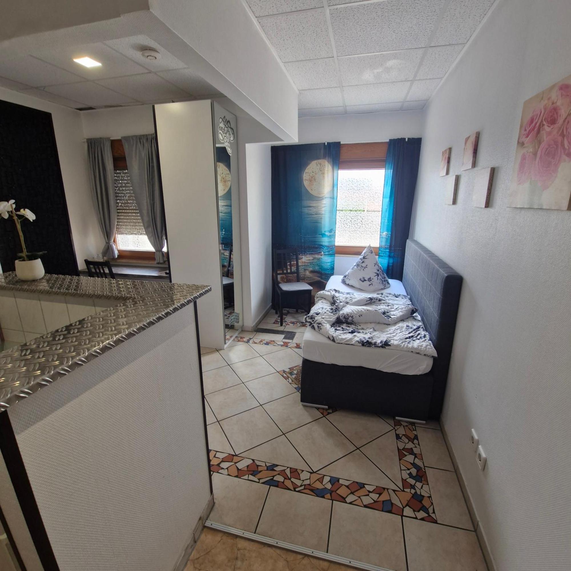 Boardinghouse Sinsheim Zentral Am Burgplatz Vandrarhem Exteriör bild